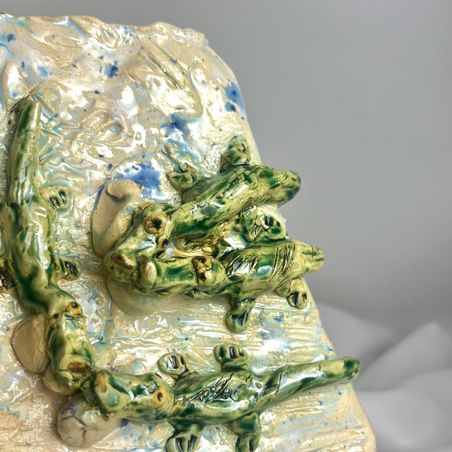 Vase with crocodiles