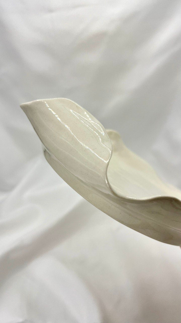 Plate with curved edge "Glaze"