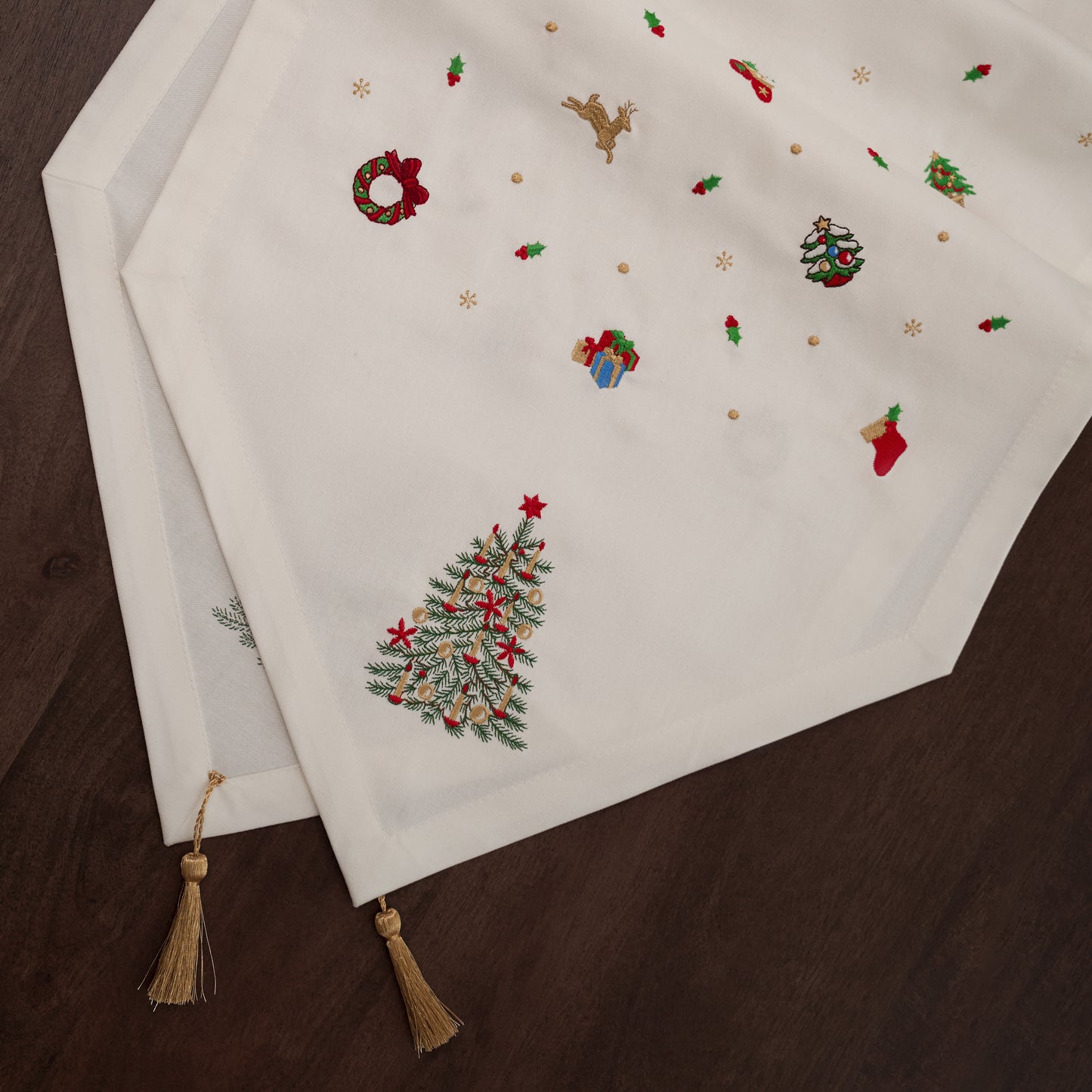 "Christmas toys" table runner