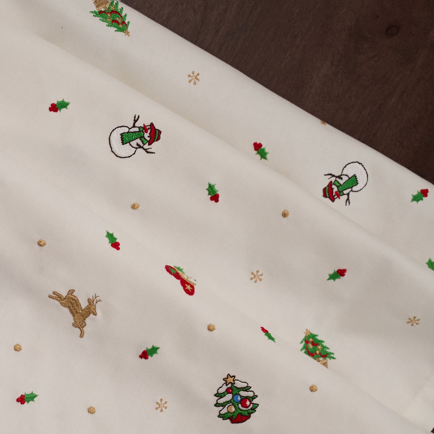 "Christmas toys" table runner